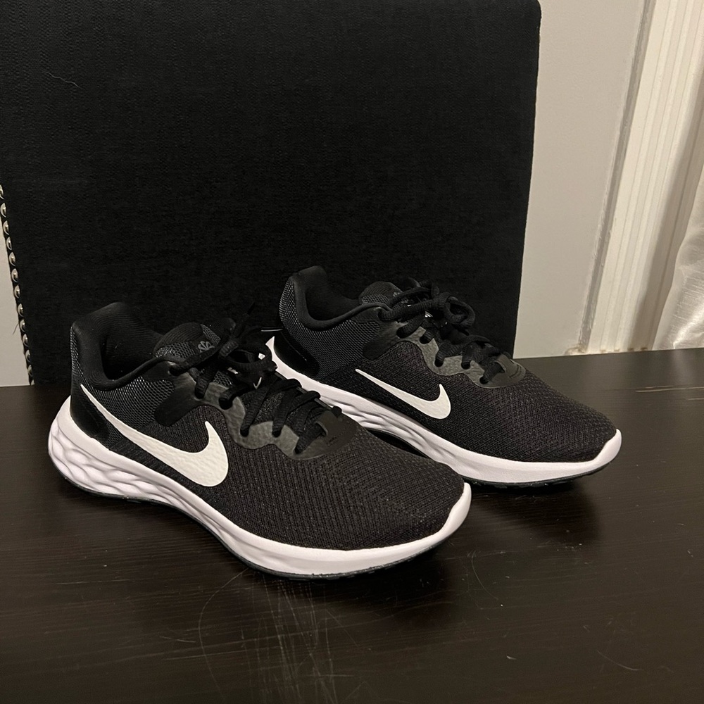 Nike Revolution 6 running shoes